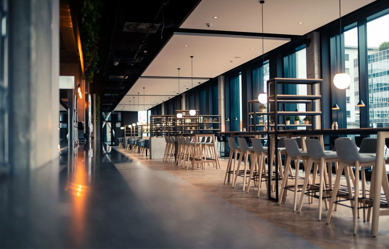 Príťažlivý podnik v príťažlivej budove: Kaviareň a reštaurácia TakeOff v GBC 5